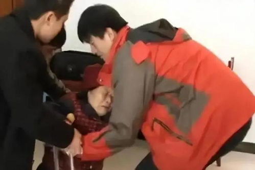 悲剧！两老人送孙子上学，在校门口被撞身亡，令人痛心！
